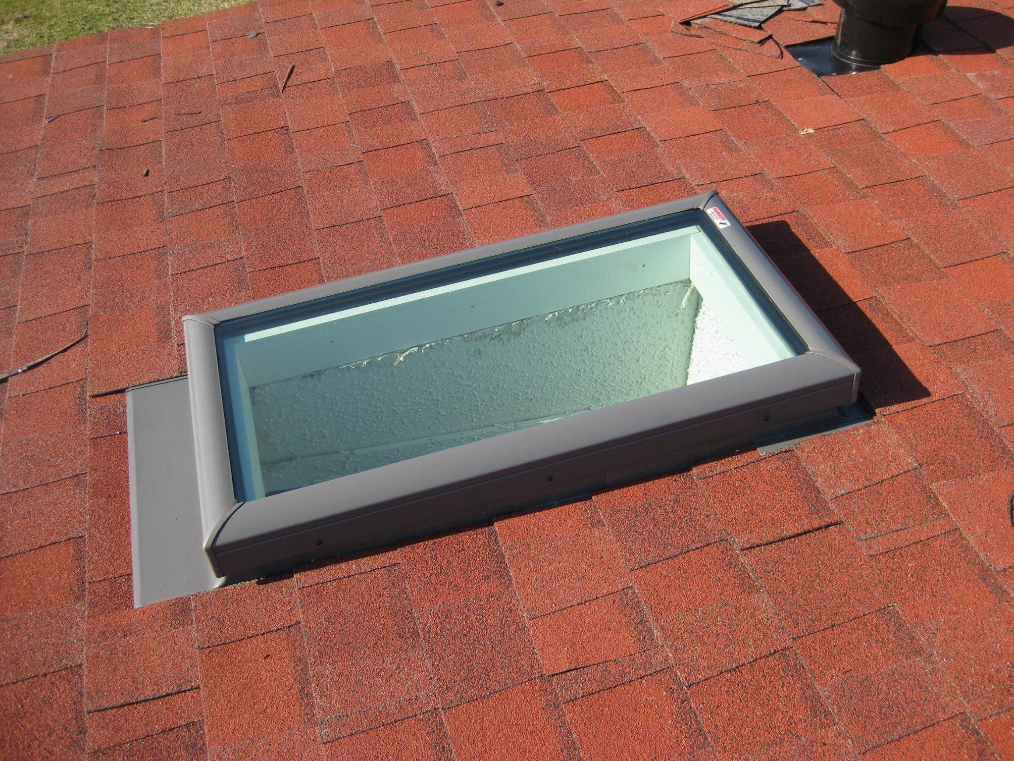 Roof with VELUX sun tunnel
