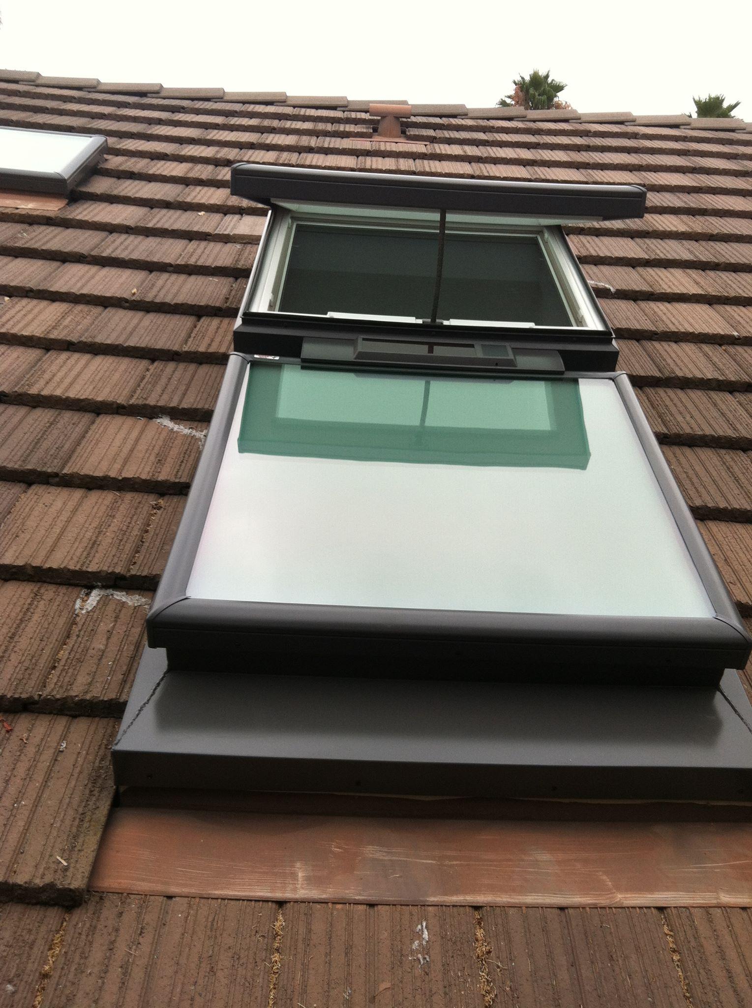 Roof with VELUX flat roof skylight